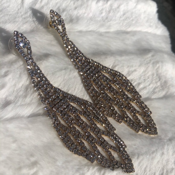 Jeweled 3 inch drop sparkling stunner Eyecatcher✨ - Picture 4 of 12